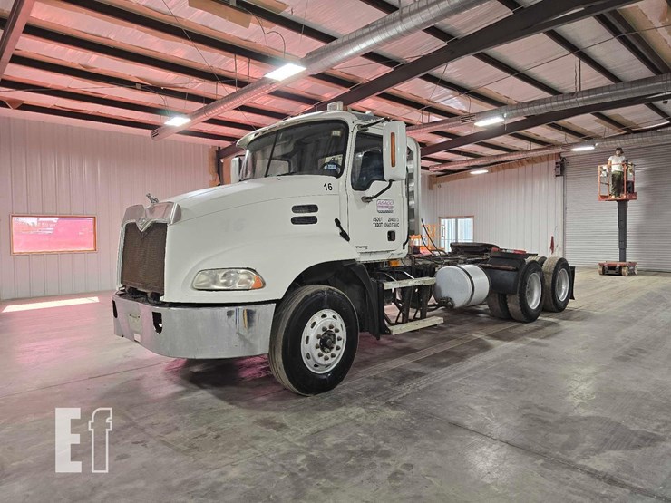 2006-mack-vision-cxn613-image-1