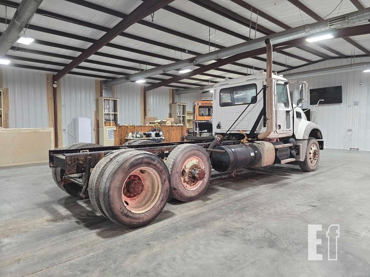 2012-mack-granite-gu713-image-3