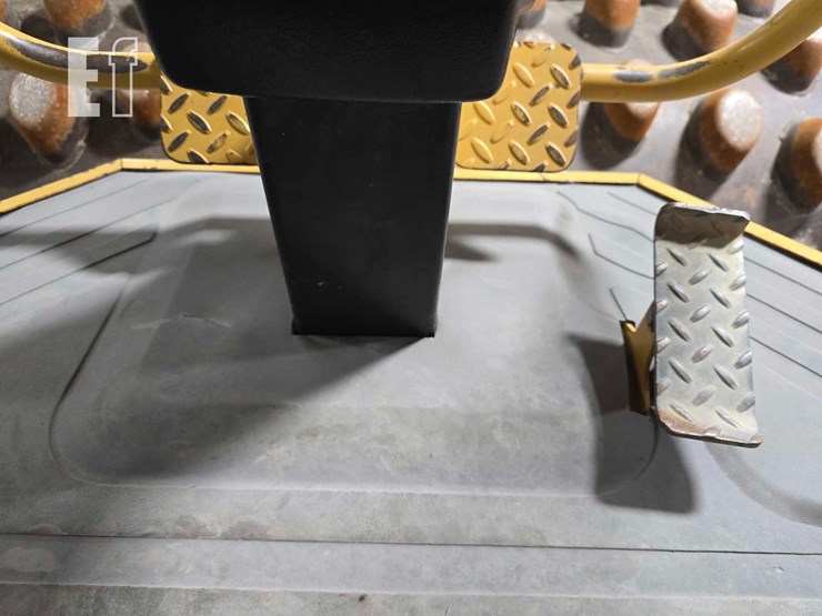 2005-caterpillar-cp-563e-image-18