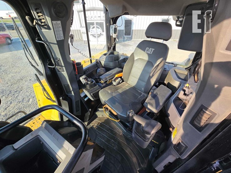 2020-caterpillar-d6-image-13