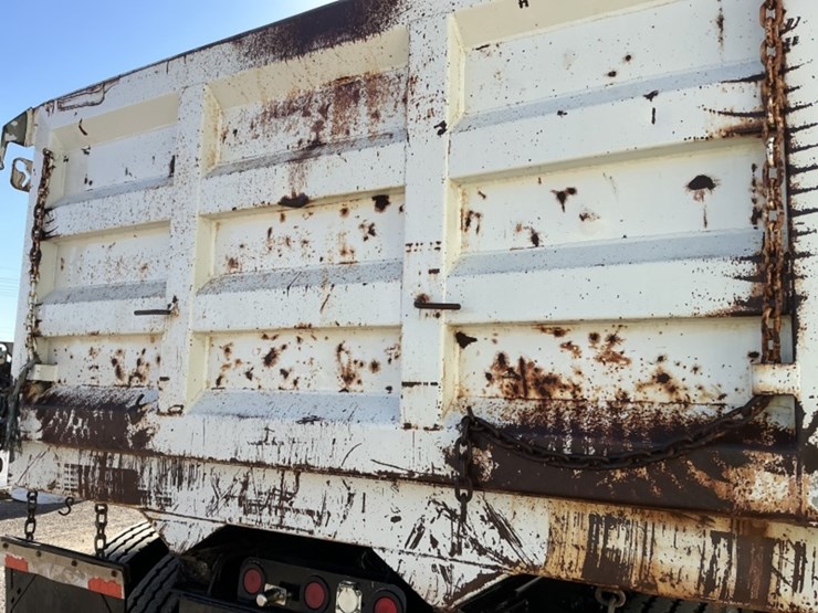 1999-freightliner-fl80-image-11