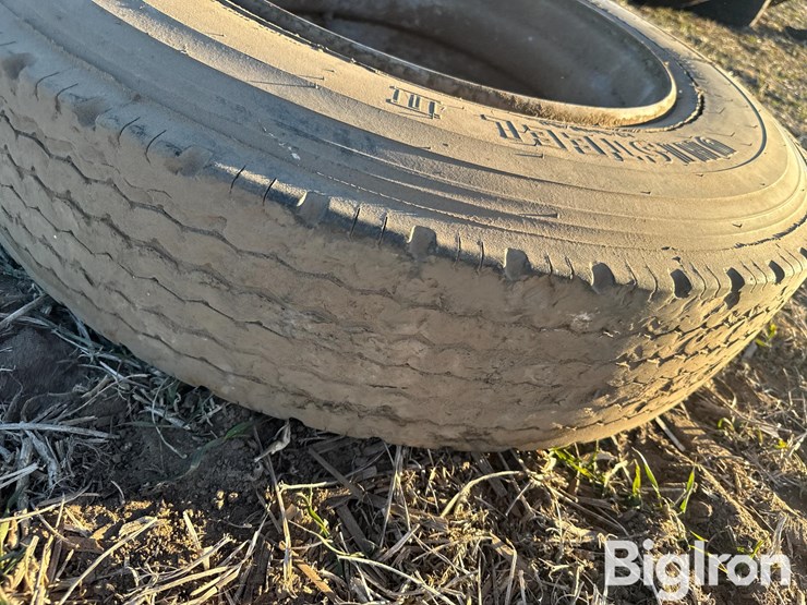 10r22.5-tire-&-rim-image-7