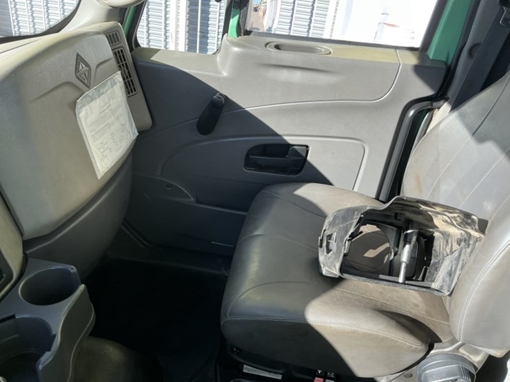 2011-international-7600-image-24