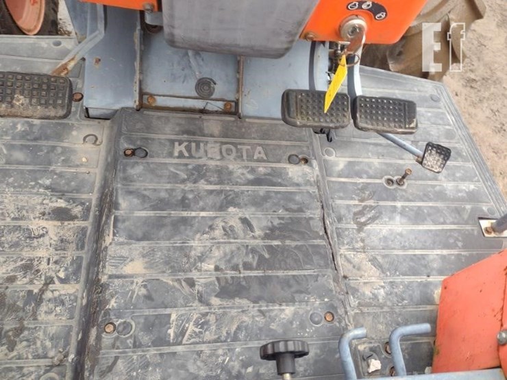 10-kubota-m108-tractor-image-11