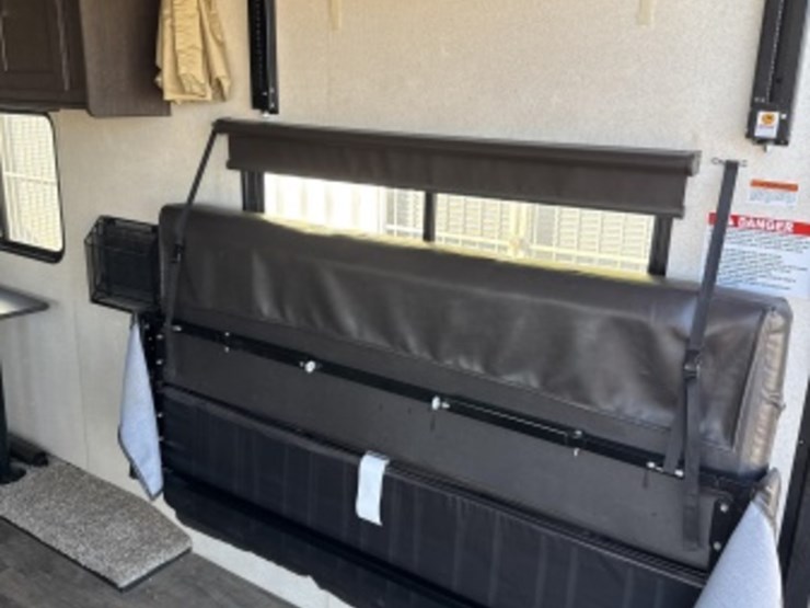 2019-forest-river-smt251ssxl-ca-toy-hauler-image-13