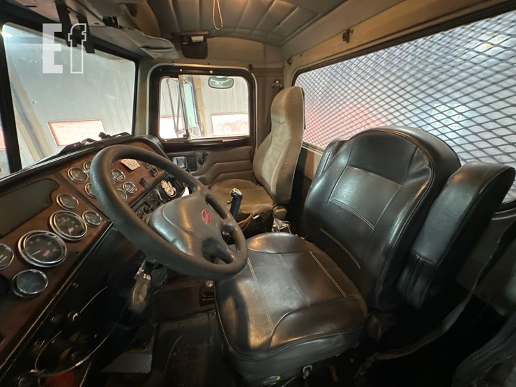 2005-peterbilt-385-image-9