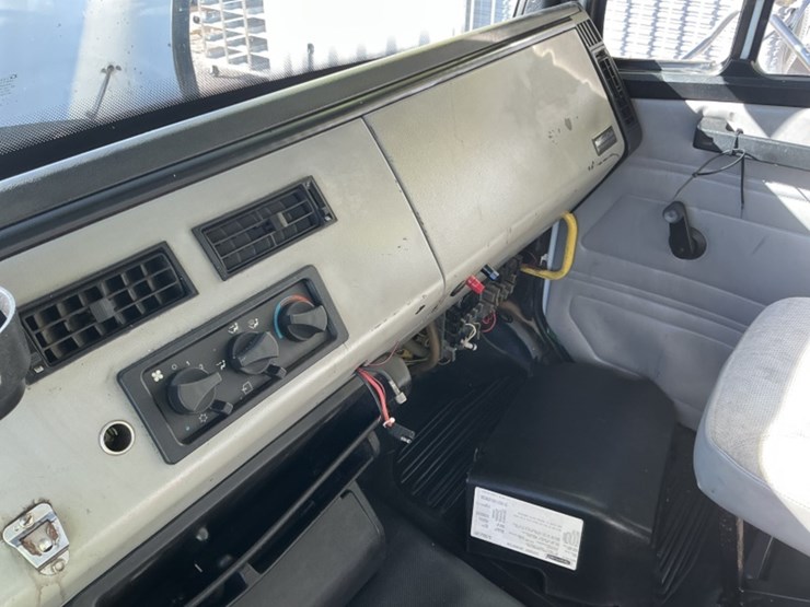 1999-freightliner-fl80-image-27