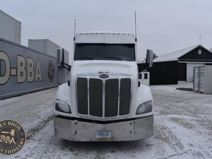 2015-peterbilt-579-image-11
