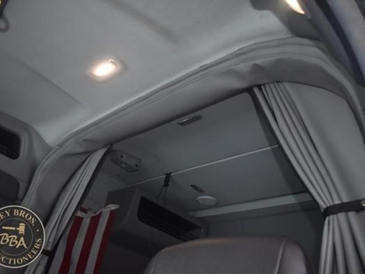 2015-peterbilt-579-image-37