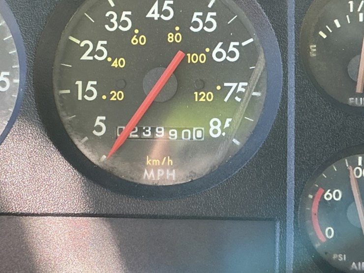 1999-freightliner-fl80-image-23