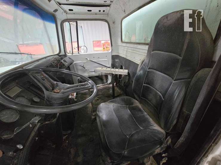 1995-ford-la9000-image-9