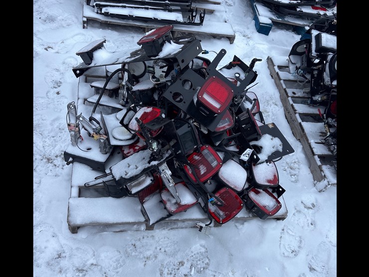 #6556-•-e1.-a-pallet-of-miscellaneous-tail-lights-image-1