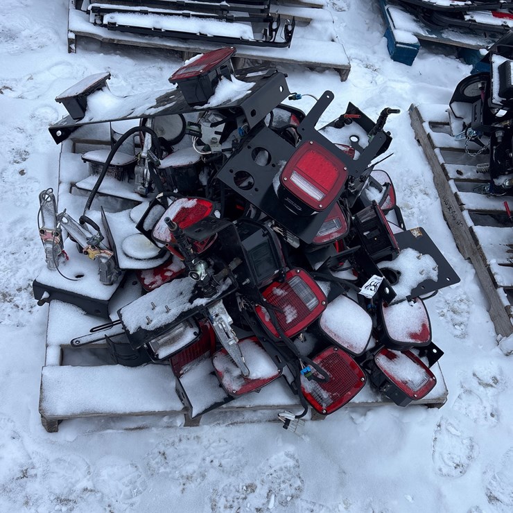 #6556 • E1. A pallet of miscellaneous tail lights