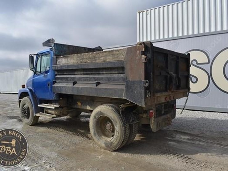 2000-freightliner-fl70-image-4