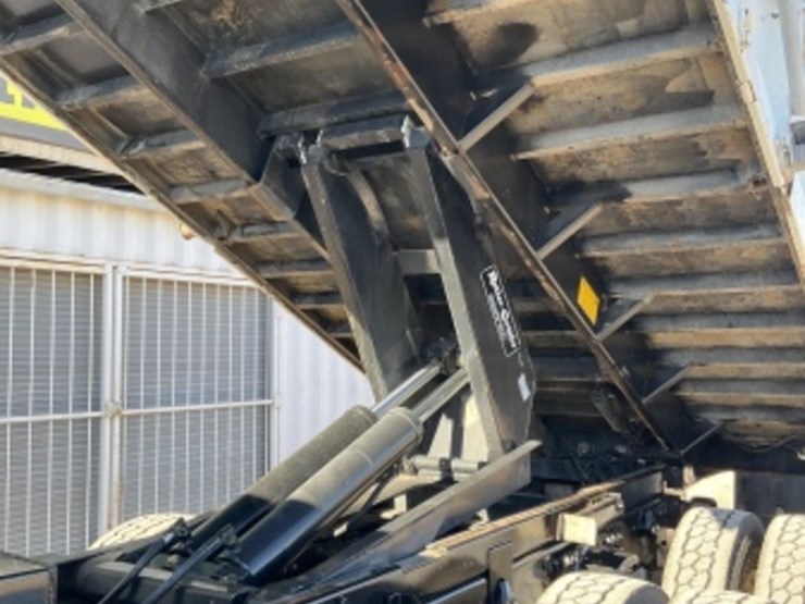 2005-freightliner-m2-dump-truck-image-28