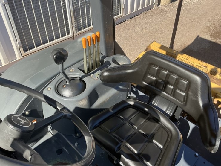 2015-deere-210l-image-33