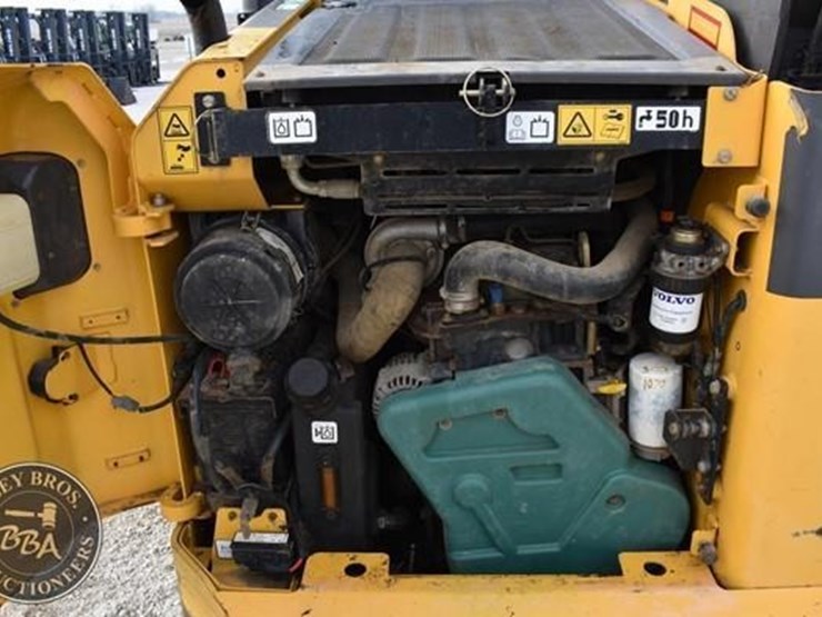 2011-volvo-mc115c-image-11