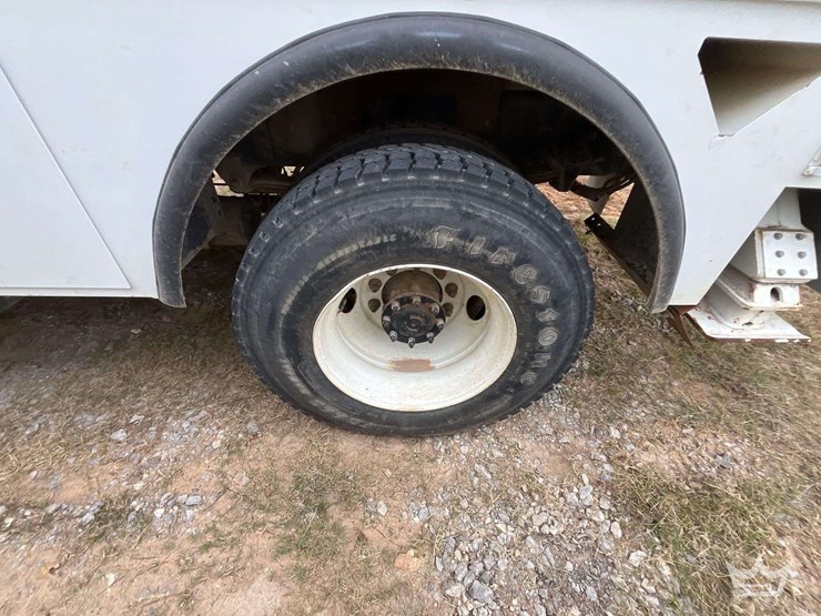 2018-freightliner-m2-106-image-35