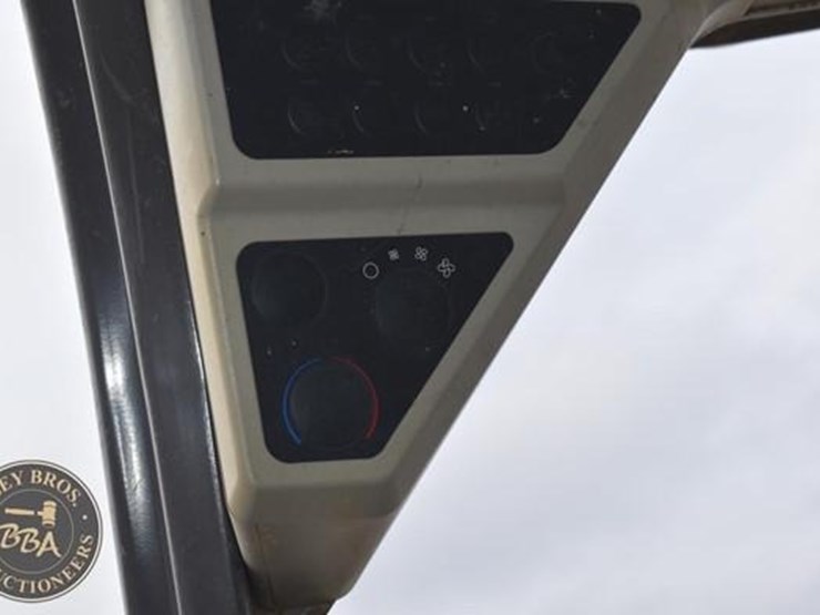 2011-volvo-mc115c-image-21