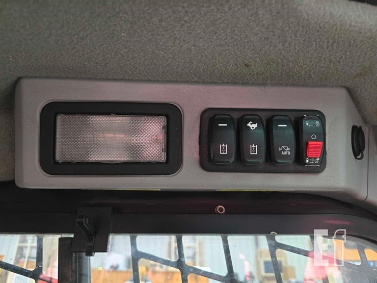 2020-caterpillar-299d3-image-17