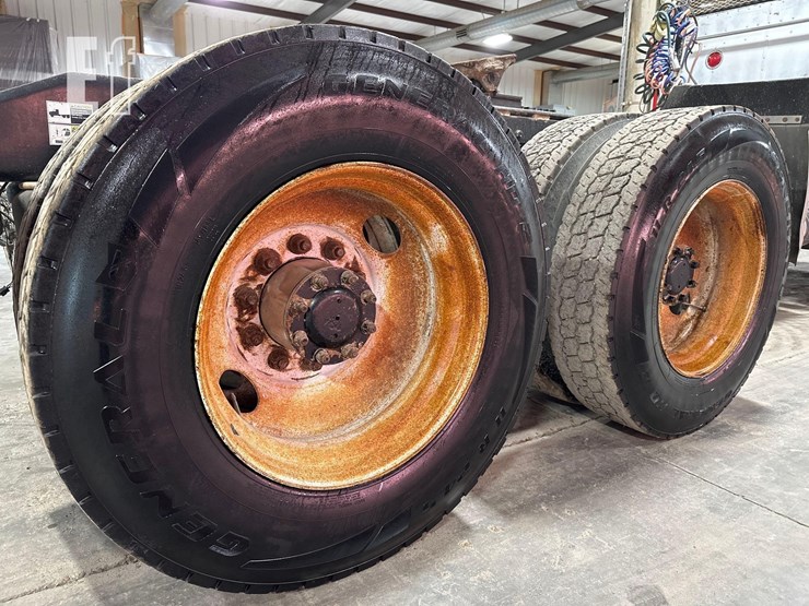 2005-peterbilt-385-image-24