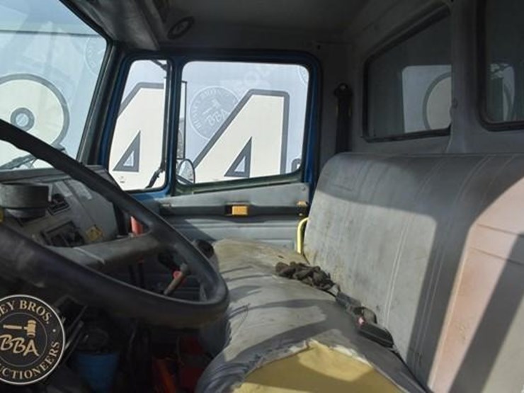 2000-freightliner-fl70-image-24