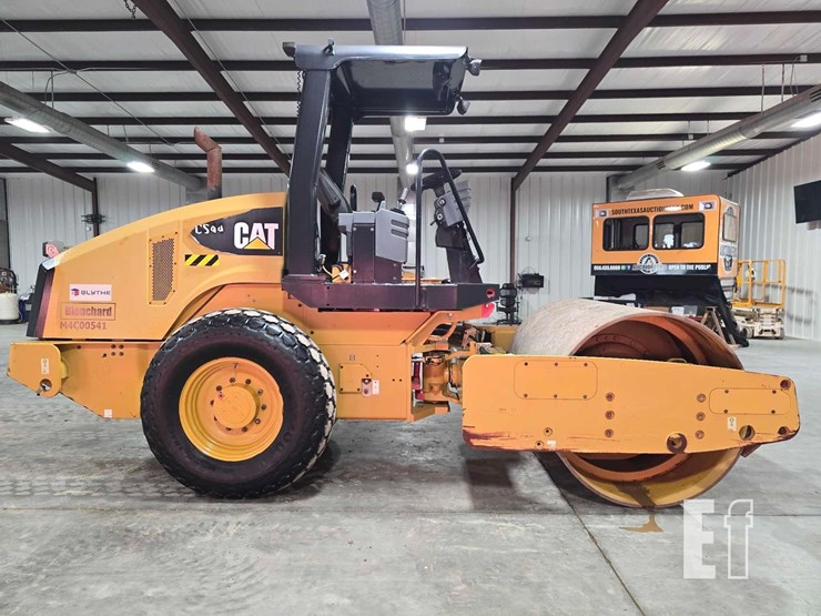 2013-caterpillar-cs44-image-6