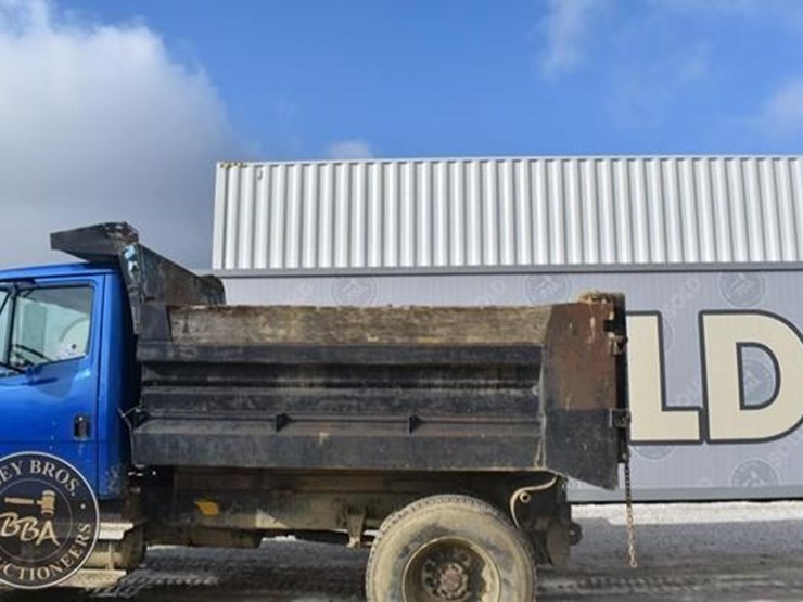 2000-freightliner-fl70-image-16