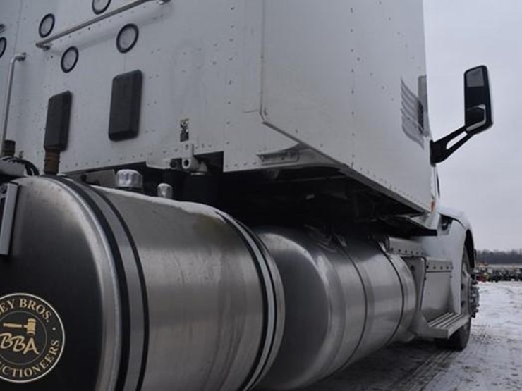 2015-peterbilt-579-image-25