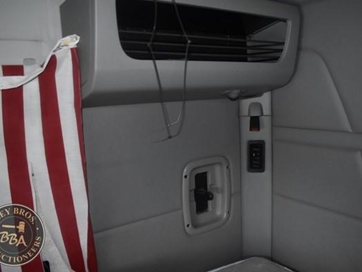 2015-peterbilt-579-image-48