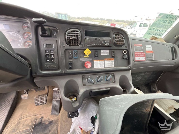 2020-freightliner-m2-106-image-12