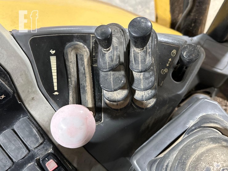 2016-caterpillar-415f2-image-30