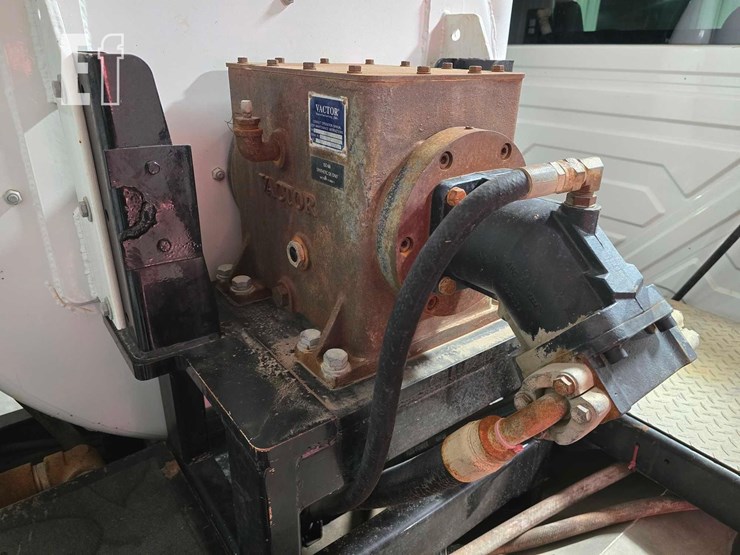 2007-international-7600-image-13