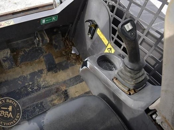 2011-volvo-mc115c-image-23