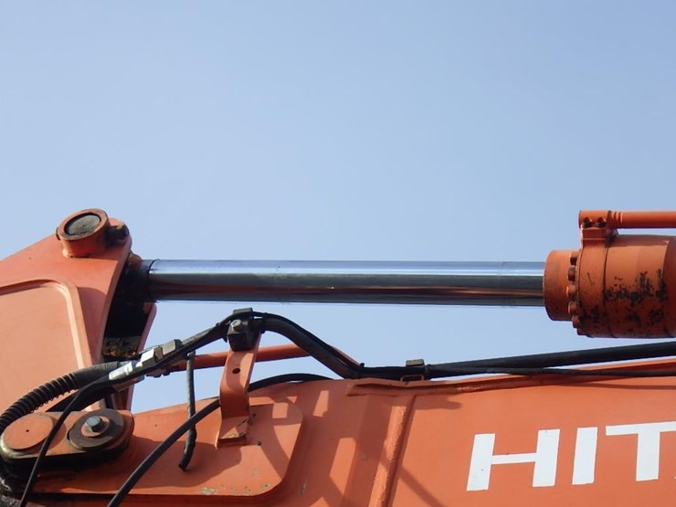 hitachi-zx225us-lc-image-11