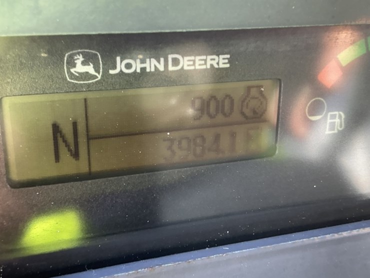 2015-deere-210l-image-31