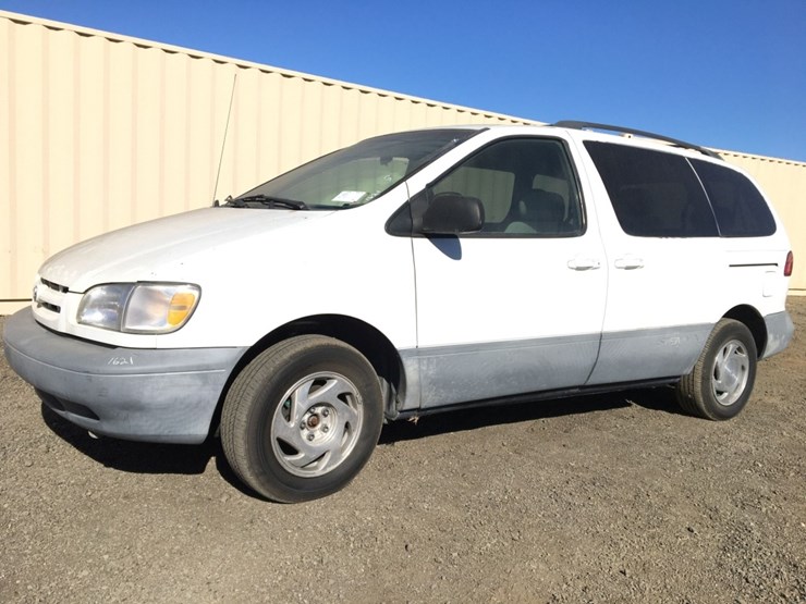 2000-toyota-sienna-le-image-1