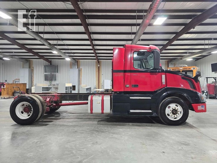 2017-volvo-vnl42300-image-6