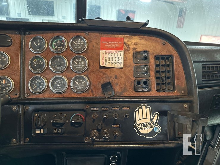 2005-peterbilt-385-image-13