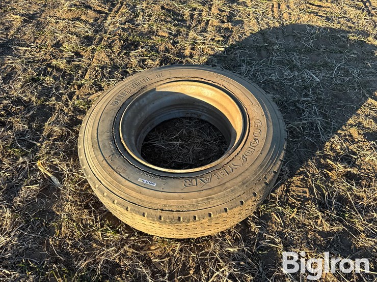 10r22.5-tire-&-rim-image-3