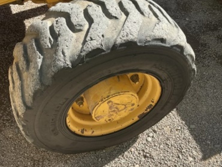 2015-deere-210l-image-16