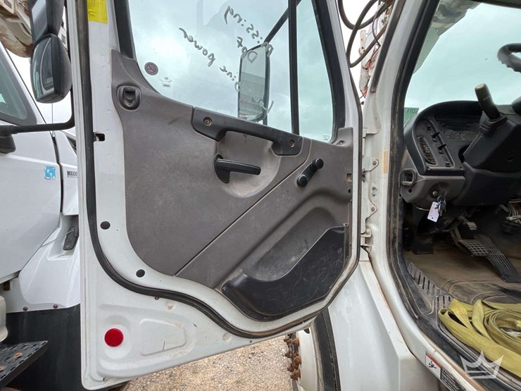 2020-freightliner-m2-106-image-7