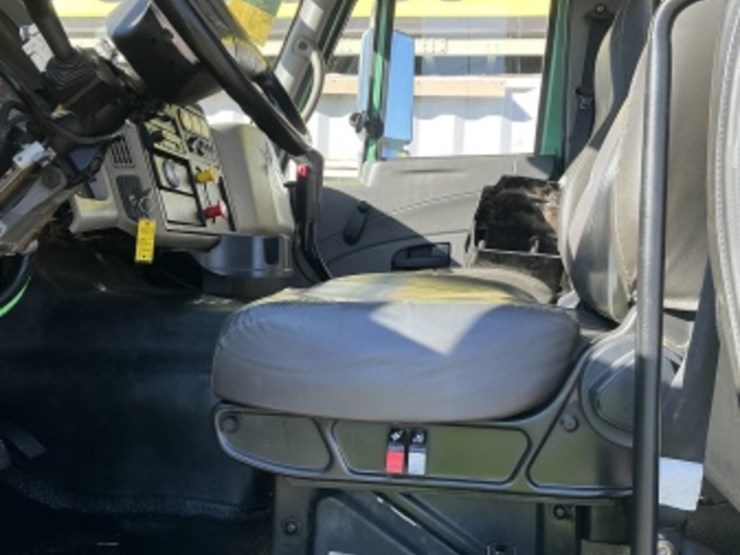 2011-international-7600-image-28