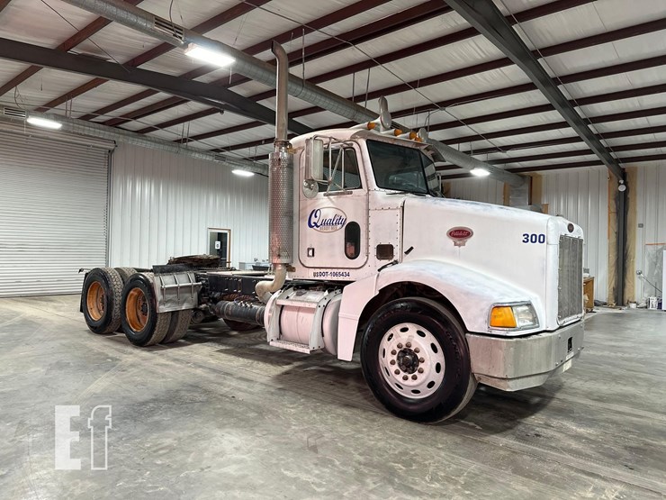 2005-peterbilt-385-image-2