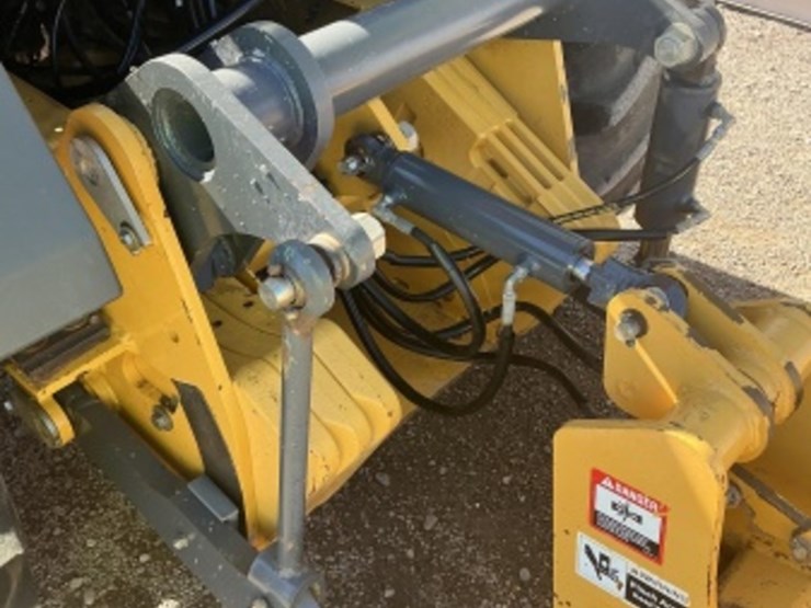 2015-deere-210l-image-12