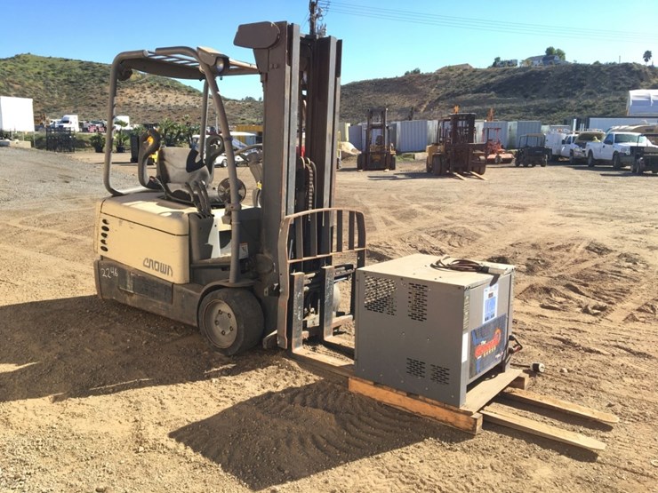 crown-sc4040-40-3-wheel-industrial-forklift,-image-2