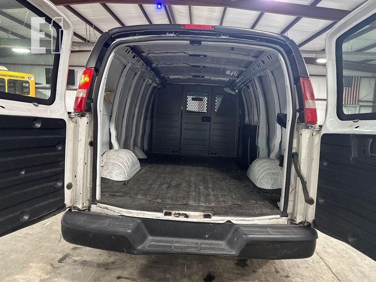 2017-chevrolet-express-2500-image-16