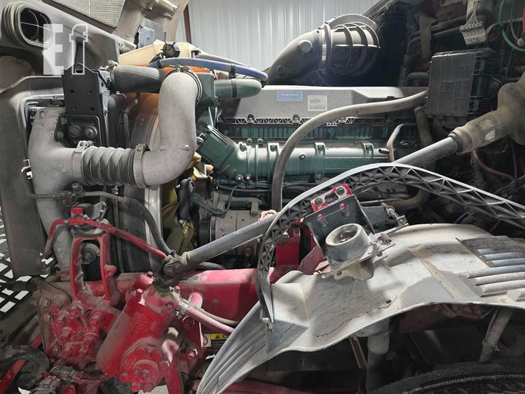 2017-volvo-vnl42300-image-22