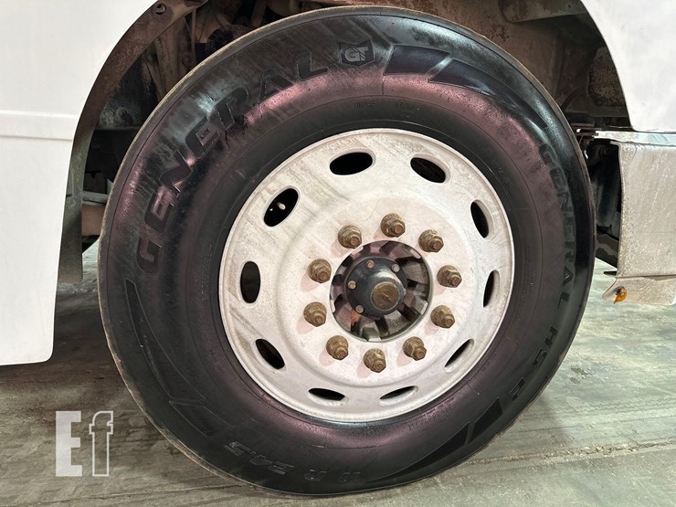 2005-peterbilt-385-image-22