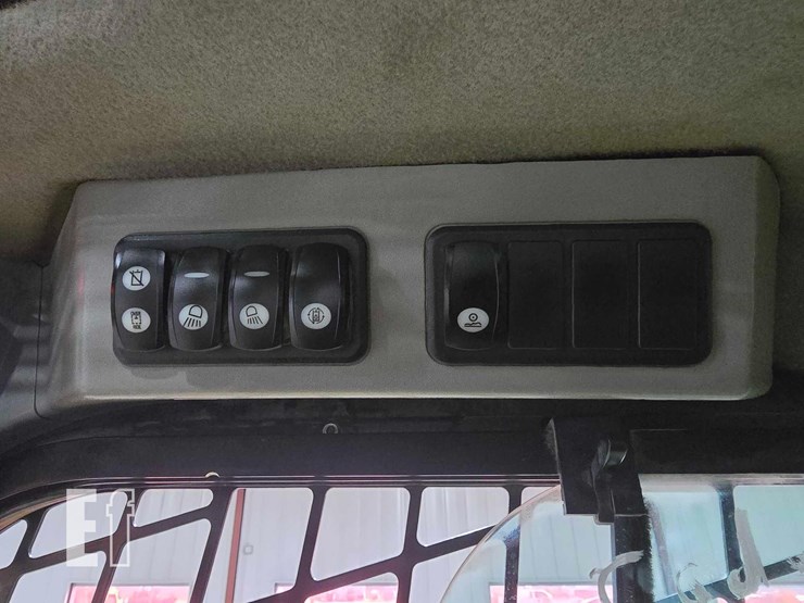 2014-caterpillar-299d-xhp-image-18